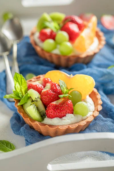 Házi készítésű mini torta tejszínhabból és friss gyümölcsökből — Stock Fotó