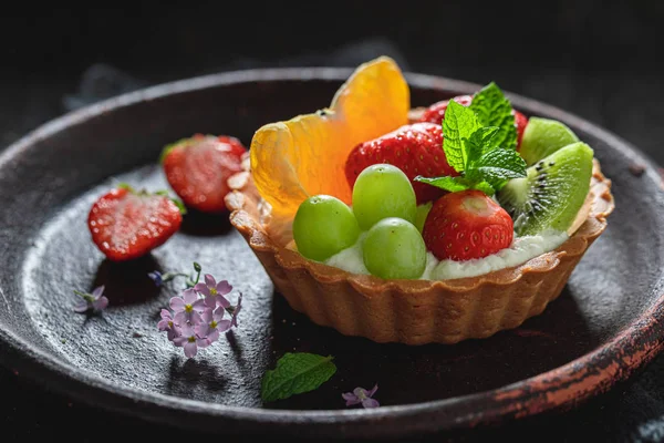ホイップクリームと新鮮な果物とおいしいミニタルト — ストック写真