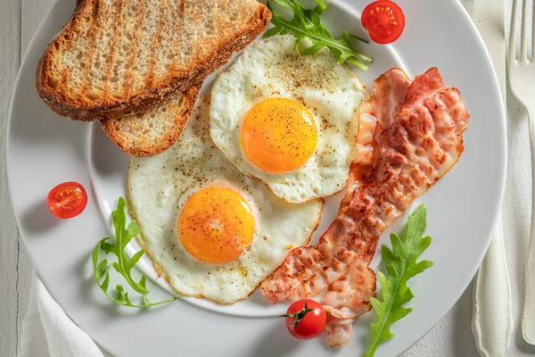 Colazione fresca con pane tostato, uova e pancetta — Foto Stock