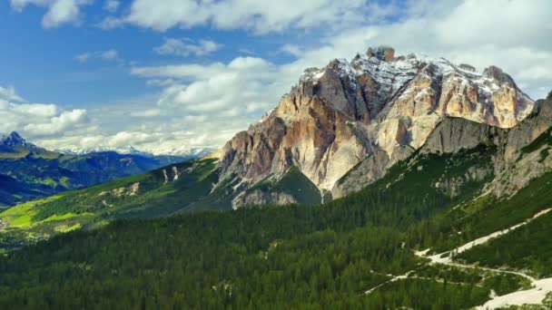 Dolomitlerle Passo Falazarego, yukarıdan görüş — Stok video