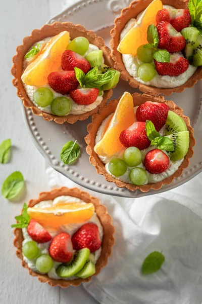Vue du dessus de la mini tarte aux fruits et crème — Photo