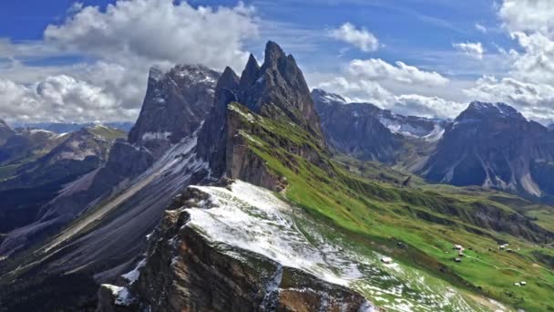 Seceda 'nın Dolomitlerdeki hava görüntüsü, Güney Tyrol — Stok video