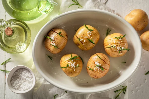 Preparación para sabrosas patatas horneadas hechas de sal y romero —  Fotos de Stock