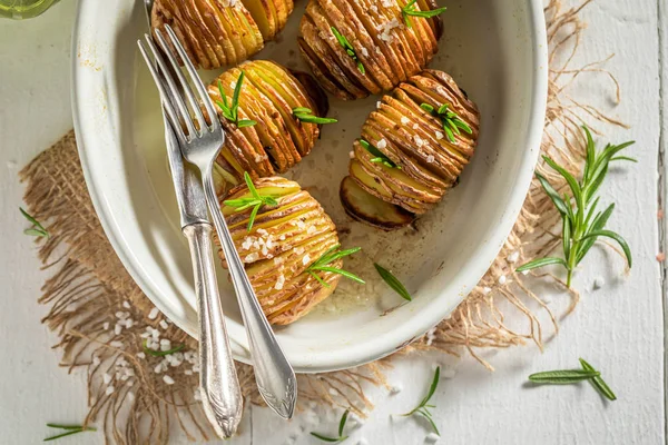 Теплый Hasselback с солью, травами и маслом — стоковое фото