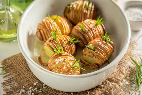 Deliciosas patatas al horno con sal, hierbas y aceite —  Fotos de Stock