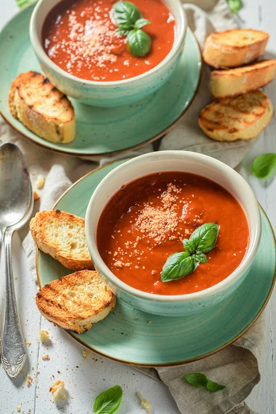 Pronto para comer sopa de tomate cremosa com manjericão e torradas — Fotografia de Stock