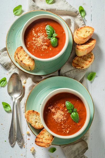 Sopa de tomate caseira e cremosa com manjericão e torradas — Fotografia de Stock
