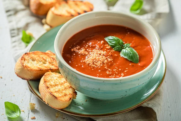 おいしいとクリーミーなトマトスープは、新鮮なトマトで作られた — ストック写真