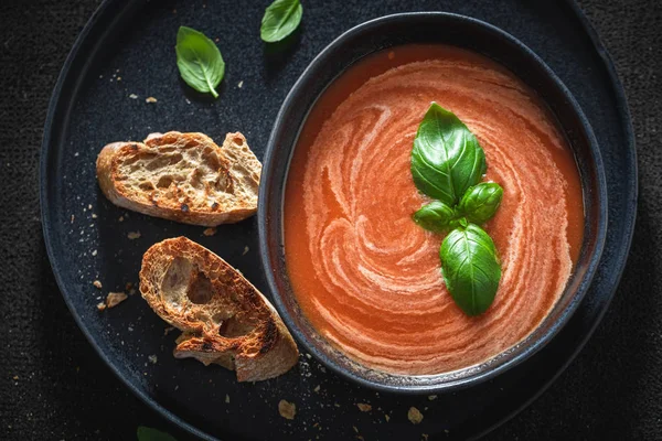Sopa de tomate casera y cremosa hecha de tomates frescos —  Fotos de Stock