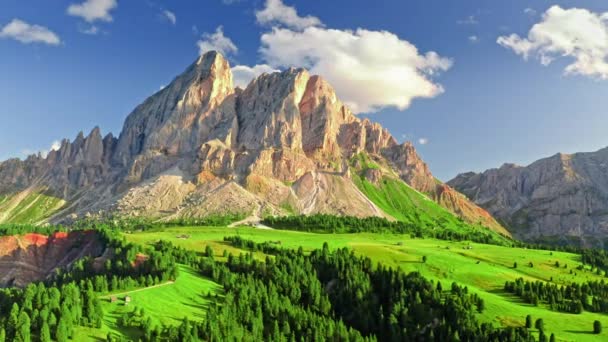 Passo delle Erbe 'nin çarpıcı hava manzarası, Dolomitler, İtalya — Stok video