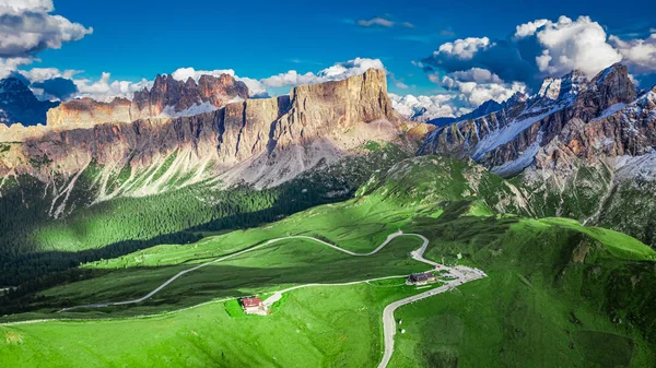 Widok z lotu ptaka na zielone wzgórza i Passo Giau w Dolomitach — Zdjęcie stockowe