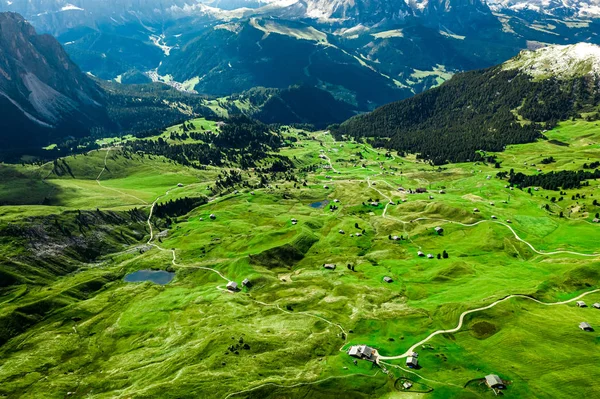 Uitzicht vanuit de lucht van Seceda naar de groene vallei, Dolomieten — Stockfoto