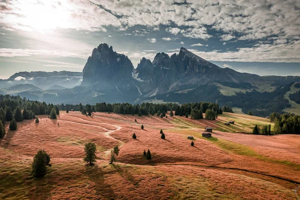 Alpe di Siusi o wschodzie słońca jesienią, Dolomity — Zdjęcie stockowe