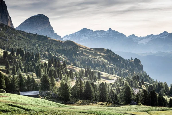 View to green valley at Passo Gardena in Dolomites, Italy — Stock Photo, Image
