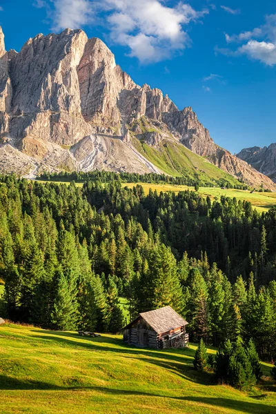 Chata w lesie przy Passo delle Erbe o zachodzie słońca, Dolomity — Zdjęcie stockowe