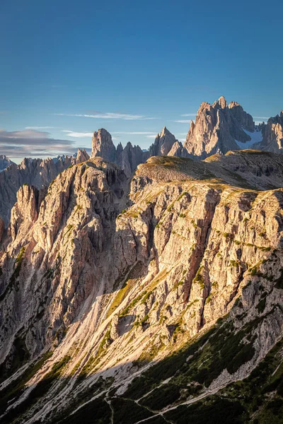 Wschód słońca w Dolomitach przy górskim szlaku do Tre Cime — Zdjęcie stockowe