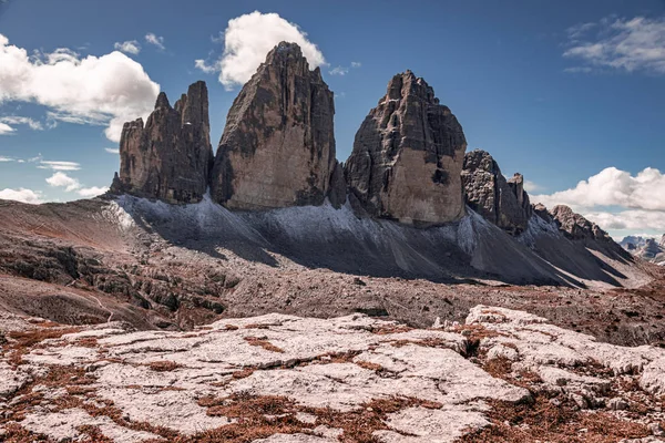 Lenyűgöző kilátás a Tre Cime csúcsok Dolomitok, Olaszország — Stock Fotó