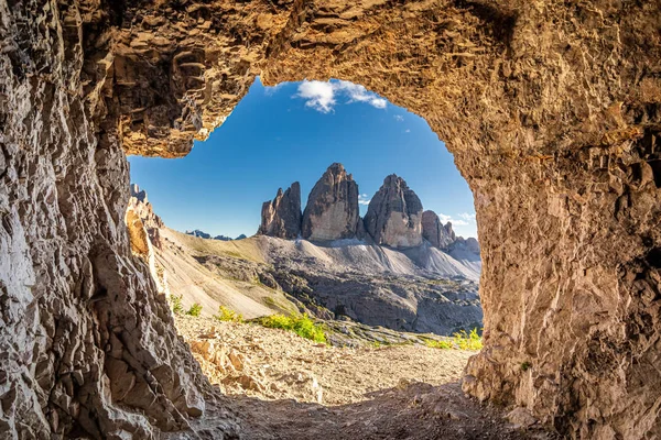 Widok na Tre Cime di Lavaredo z jaskini, Dolomity — Zdjęcie stockowe
