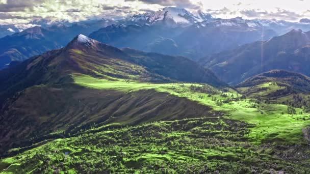 Luchtfoto van de top van Averau bij Passo Giau in Dolomieten — Stockvideo