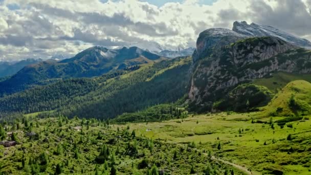 Passo Falazarego cerca de Sass de Stria desde arriba, Dolomitas — Vídeo de stock