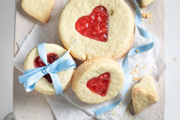 Sevgililer günü için ev yapımı bisküvi ve kırmızı çilek reçeli. — Stok fotoğraf