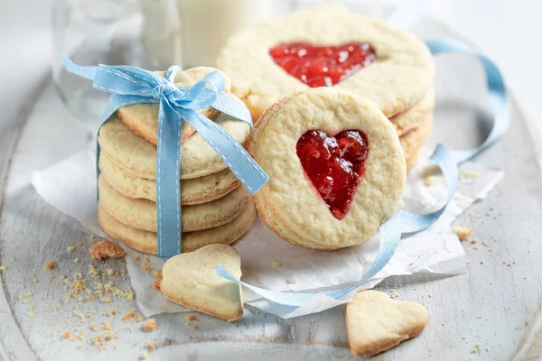 Kalp şeklinde kesilmiş ev yapımı sevgililer günü kurabiyeleri. — Stok fotoğraf