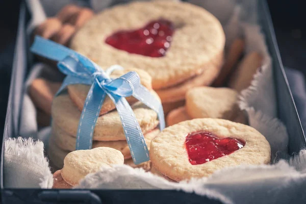 Özel atıştırmalık olarak muhteşem sevgililer günü kurabiyelerinin yakın çekimi — Stok fotoğraf