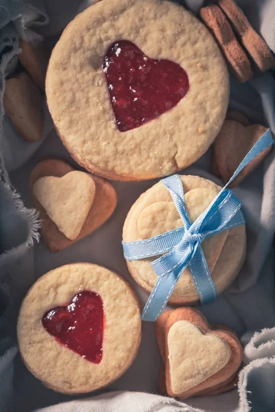 Kalp şeklinde kesilmiş sevgililer günü bisküvileri. — Stok fotoğraf
