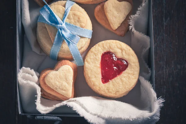 Ev yapımı sevgililer günü kurabiyelerinin üst görünümü özel atıştırmalık olarak — Stok fotoğraf