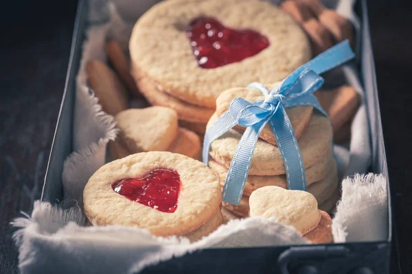 Sevgililer günü için tatlı bisküviler kalp şeklinde kesilmiş. — Stok fotoğraf