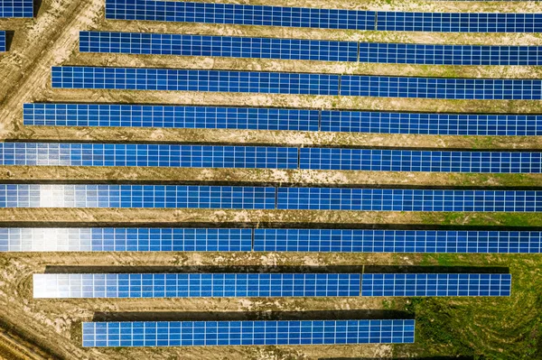 Верхний вид солнечных панелей на зеленом поле — стоковое фото