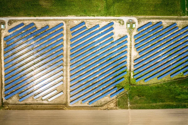 Blick von oben auf große Sonnenkollektoren an sonnigen Tagen — Stockfoto