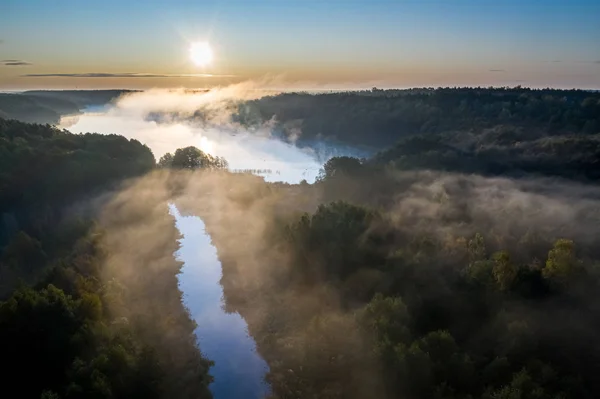 Ομίχλη πάνω από το ποτάμι με ακτίνες το φθινόπωρο, θέα από ψηλά — Φωτογραφία Αρχείου
