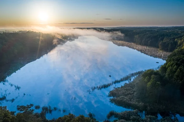 Πετώντας πάνω από ομιχλώδη λίμνη με ακτίνες το φθινόπωρο — Φωτογραφία Αρχείου