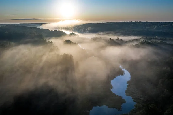 Lenyűgöző kilátás felső köd felett folyó napkeltekor, légi kilátás — Stock Fotó