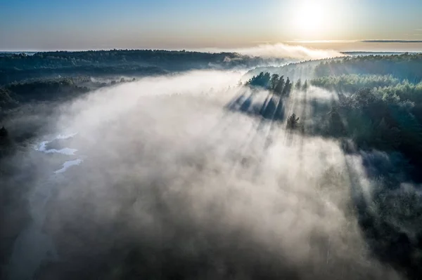 Névoa sobre o rio com raios no outono, vista aérea — Fotografia de Stock