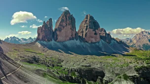 Flygfoto till Tre Cime i italienska Dolomiterna, Europa — Stockvideo