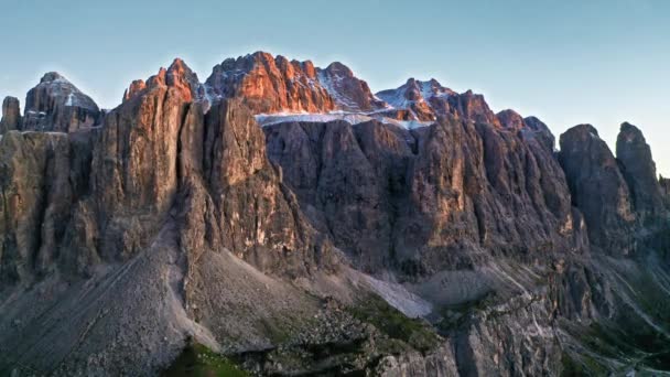 Pôr do sol em Passo Gardena em Dolomites ao pôr do sol, Itália — Vídeo de Stock