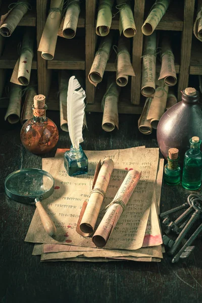 Sihirli katip kütüphanesi eski ve değerli el yazmalarıyla dolu. — Stok fotoğraf