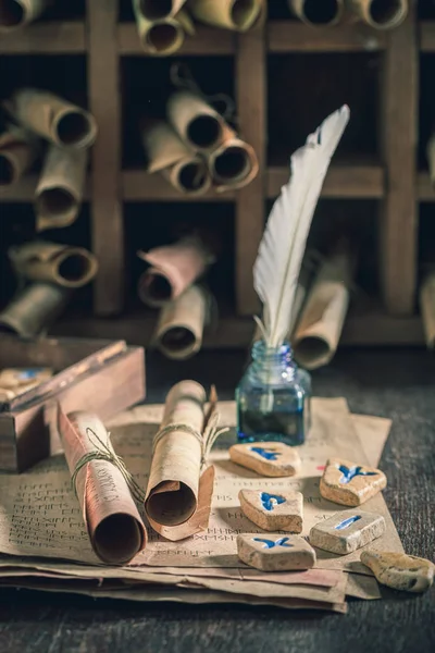 Vintage indovino da pietre di runa a base di pergamene antiche — Foto Stock