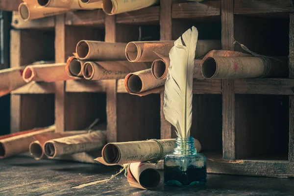 Bibliothèque de scribes unique pleine de manuscrits médiévaux et anciens — Photo