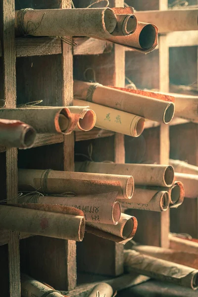 Bibliothèque extraordinaire avec des rouleaux basés sur l'alphabet futhark — Photo