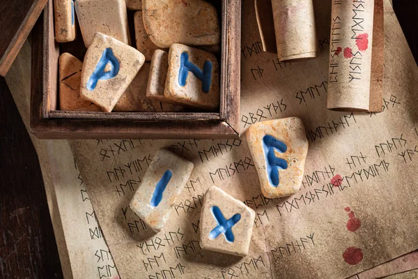 Extraordinaire runestones présage basé sur des rouleaux antiques — Photo