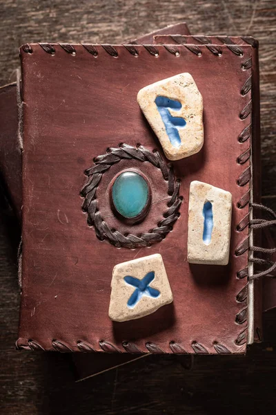 Ancienne divination par des pierres de rune basées sur des rouleaux antiques — Photo