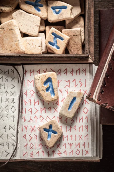 Vintage waarzeggerij door rune stenen op basis van antieke rollen — Stockfoto