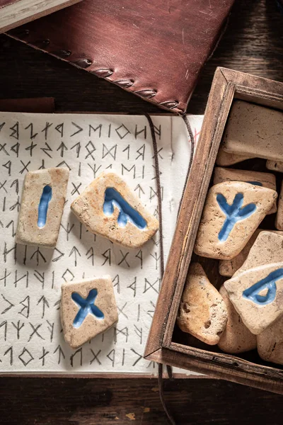 Divination unique par des pierres de rune basées sur des rouleaux antiques — Photo