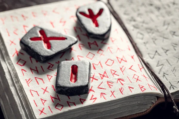 Unieke runic waarzeggerij door stenen op basis van antieke rollen — Stockfoto