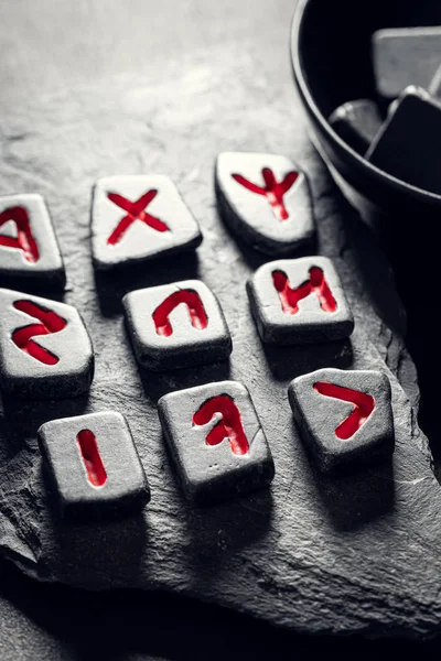 Augurio de piedras rúnicas mágicas basado en el alfabeto futhark —  Fotos de Stock