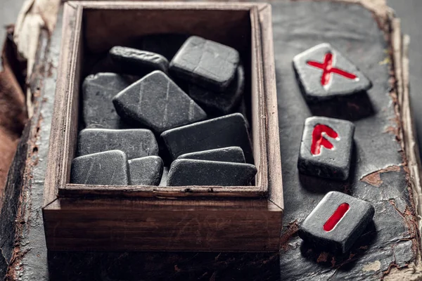 Velho cartomante de pedras rúnicas feitas de língua celta — Fotografia de Stock