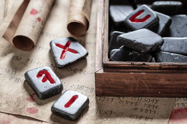 Magische Wahrsagerin aus Runensteinen nach antiken Schriftrollen — Stockfoto